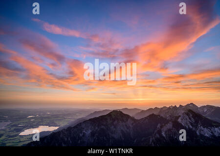 Stimmung der Wolken bei Sonnenaufgang über Ammergauer Alpen, von Saeuling, Ammergauer Alpen, Oberbayern, Bayern, Deutschland Stockfoto
