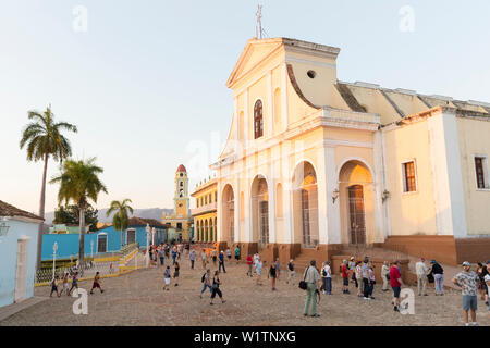 Iglesia Parroquial de la: Iglesia de Santisima Trinidad im Plaza Mayor im Hintergrund der Glockenturm des Museo Nacional de La Lucha, ehemals Iglesia y Convento Stockfoto