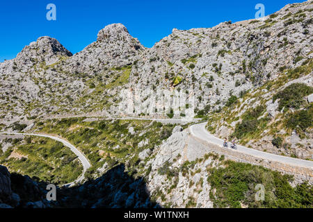 Radfahrer auf der berühmten kurvenreiche Straße, die zu den Torrent de Pareis, Sa Calobra, Tramuntana-gebirge, Mallorca, Balearen, Spanien Stockfoto