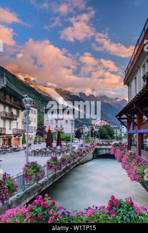 Chamonix Fluss Arve und Wolken mit Humor über den Mont Blanc, Chamonix, Grajische Alpen, die Savoyer Alpen, Savoie, Frankreich Stockfoto