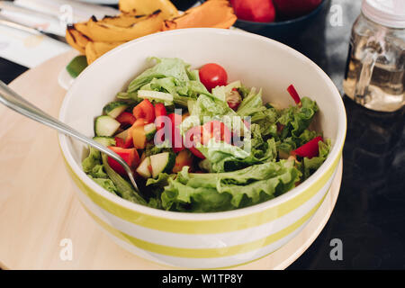 Köstlich frischer Salat in eine Schüssel geben. Close-up von leckeren hausgemachten Salat aus frischen Home veggies. Stockfoto