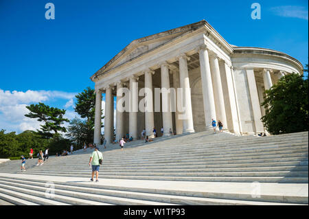 WASHINGTON DC - 27. AUGUST 2018: Touristen im Schatten auf der Treppe Eingang zum Jefferson Memorial auf einem hellen Sommermorgen verweilen. Stockfoto