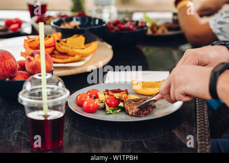 Sommer Picknick im Freien. Salat auf die Teller. Stockfoto