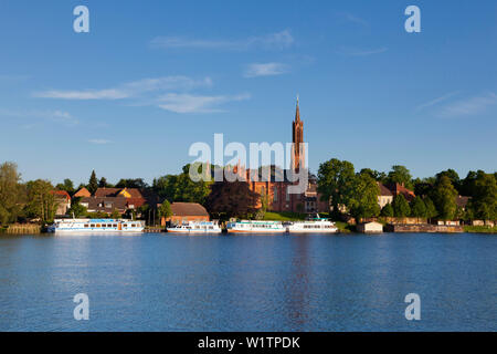 Blick über den See nach Malchow Kloster, Mueritz-Elde-Wasserstrasse, Mecklenburgische Seenplatte, Mecklenburg-Vorpommern, Deutschland Stockfoto