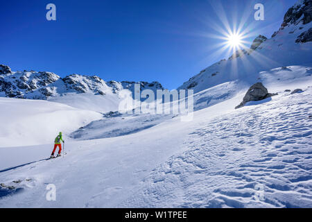 Frau backcountry Skiing aufsteigender Richtung Hochfeldscharte, Sittersbachtal, Hochfeldscharte, Nationalpark Berchtesgaden, Berchtesgadener Alpen, Obere Ba Stockfoto