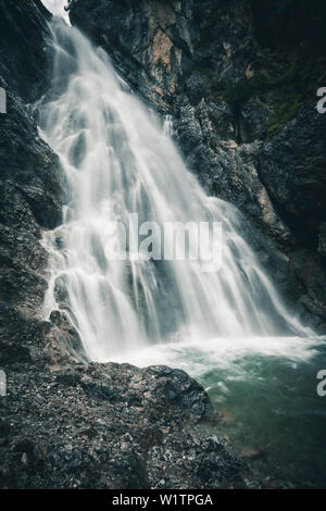 Simms Wasserfall, E5, Alpenüberquerung, 2. Stufe, Lechtaler, Kemptner Hütte auf die Memminger Hütte, Tirol, Österreich, Alpen Stockfoto