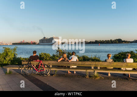 Leute beobachten ein Kreuzfahrtschiff auf der Elbe in Hamburg, Norddeutschland, Deutschland Stockfoto