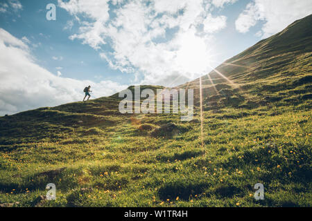 Bergsteiger klettern in der Hintergrundbeleuchtung, E5, Alpenüberquerung, 2. Stufe, Lechtaler, Kemptner Hütte auf die Memminger Hütte, Tirol, Österreich, Alpen Stockfoto