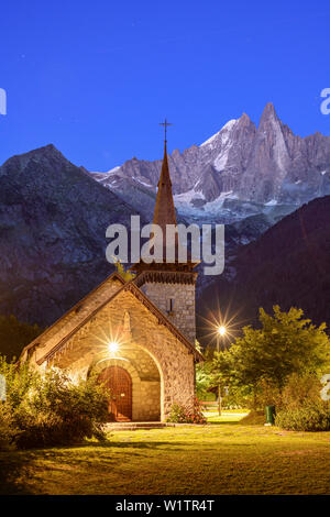 Mit Blick auf die beleuchtete Kirche von Les Menuires Les Menuires, Les Praz de Chamonix, Dru, Chamonix, Grajische Alpen, Savoyer Alpen, Savoie, Frankreich Stockfoto