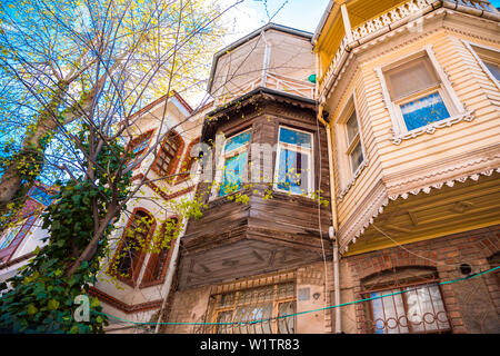 Historische, Alte, bunte Häuser in Kuzguncuk, Istanbul, Türkei. Malerischer Blick auf bunte Häuser in Istanbul Straßen Detail. Stockfoto