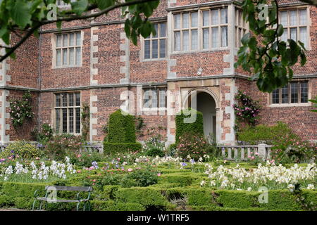 Doddington Hall von der ummauerten West Garden während Iris Woche Doddington Halle und Gärten, Lincolnshire, England, UK gesehen Stockfoto