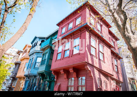 Historische, Alte, bunte Häuser in Kuzguncuk, Istanbul, Türkei. Malerischer Blick auf bunte Häuser in Istanbul Straßen Detail. Stockfoto