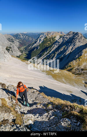 Frau wandern aufsteigend auf fixed-rope Route in Richtung Berg Lamsenspitze, Berg Lamsenspitze, Naturpark Karwendel, Karwendel, Tirol, Österreich Stockfoto