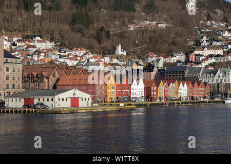 Bryggen, Bergen, Norwegen von einem Boot in den Hafen in den Morgen. Stockfoto