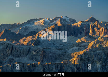 Marmolada, Sella Gruppe mit Piz Boe bei Sonnenaufgang, vom Peitlerkofel, Dolomiten, UNESCO Weltnaturerbe Dolomiten, Südtirol, Italien Stockfoto