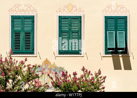 Eine Hausfassade mit Malerei in der Dorfmitte, Tramin, Südtirol, Italien Stockfoto