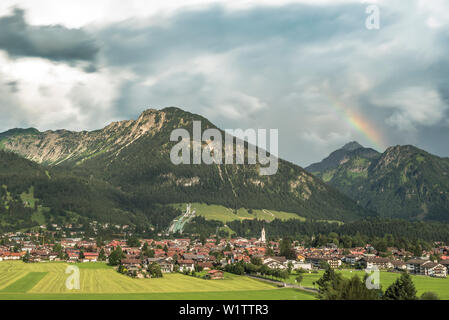 Oberstdorf und die umliegenden Berge, Alpen, Nebelhorn, Regenbogen, Allgaeu, Oberallgaeu, Deutschland Stockfoto