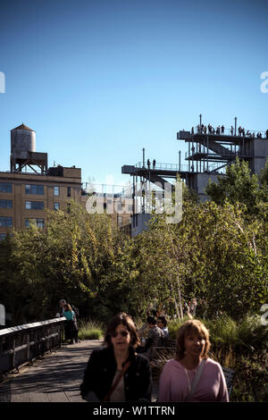 Blick von der High Line Park in Richtung Whitney Museum der Modernen Kunst, Manhattan, New York City, New York City, Vereinigte Staaten von Amerika, USA, Nordamerika Stockfoto