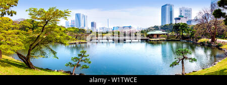 Hamarikyu Gärten mit Tokyo Bay District in der Ferne in Tokyo, Japan Stockfoto