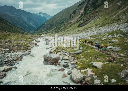 Wandern Gruppe auf eine lange Strecke wandern Weg neben einem Gebirgsbach, E5, Alpenüberquerung, 4. Phase, Skihütte Zams, Pitztal, Lacheralm, Wenns, Gletsc Stockfoto