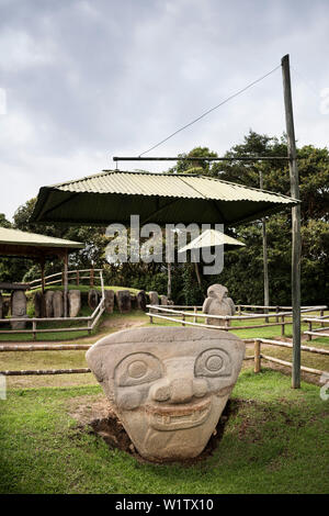 Präkolumbische Skulpturen aus Stein im archäologischen Park, San Agustin, UNESCO Weltkulturerbe, Departmento Huila, Kolumbien, Südamerika Stockfoto