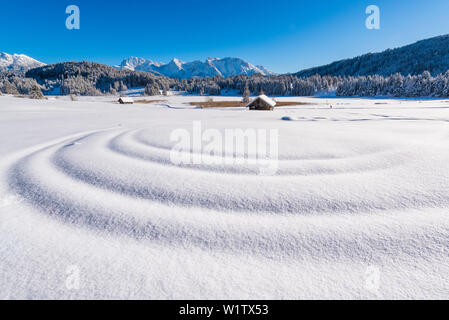 Wellen im frischen Powder am Wagenbrüchsee, Bayern, Deutschland Stockfoto
