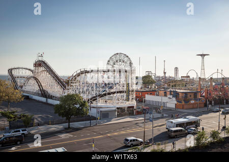 Achterbahn Cyclone im Luna Park in Coney Island, Brooklyn, New York City, New York City, Vereinigte Staaten von Amerika, USA, Nordamerika Stockfoto