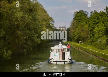 Hausboot in Nr. 109 La Maladrerie auf dem Canal de Bourgogne in der Nähe von Saint-Florentin, Departement Yonne, Burgund, Frankreich, Europa Stockfoto