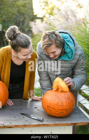 Kinder mit Kürbis an Halloween, Hamburg, Deutschland Stockfoto