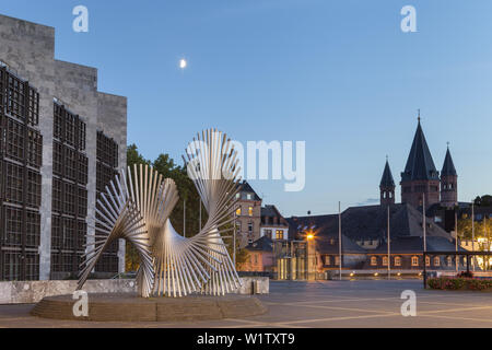 "Skulptur' 'Lebenskraft'' vor dem Rathaus und die Kathedrale in Mainz, Rheinland-Pfalz, Deutschland, Europa" Stockfoto