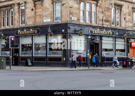 Tennents Bar auf der Byres Road an Highburgh Straße im West End von Glasgow Stockfoto