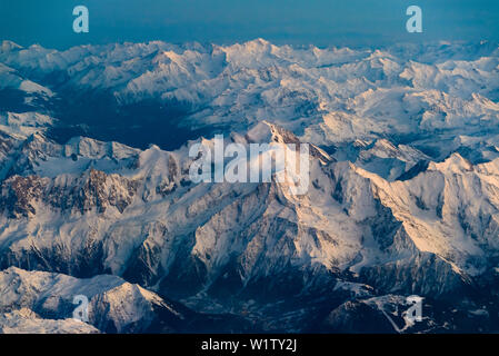 Mont Blanc in der Dämmerung aus der Vogelperspektive Perspektive, Chamonix, Frankreich Stockfoto