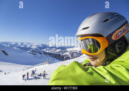 Mädchen machen eine Pause von Skifahren auf dem Gletscher Hintertuxer Gletscher Hintertux, Zillertal, Tirol, Österreich, Europa Stockfoto