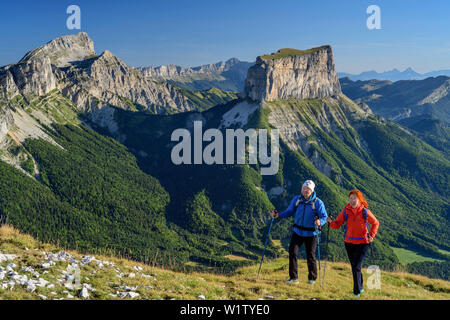 Ein Mann und eine Frau bis zu den Tête Chevalier, Grand Veymont und Mont Aiguille im Hintergrund zu klettern, Tête Chevalier, Vercors, Dauphine, Dauphine, ICH Stockfoto