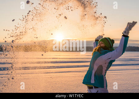 Spaß im Schnee auf einem zugefrorenen See in der Nähe von pyhä in der pyhä-luosto Natinal Park, Finnland Stockfoto