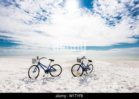 Typische Beach Cruiser Bikes auf White Beach am Golf von Mexiko, Fort Myers Beach, Florida, USA Stockfoto