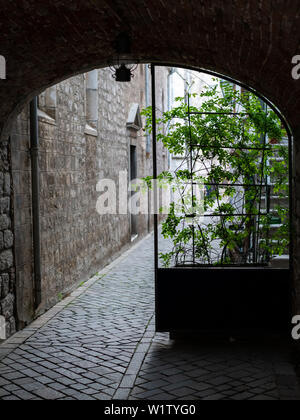 Kleine Passage durch eine enge Gasse in der Stadt Cres (Kroatien) Stockfoto