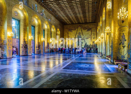 Reiseführer im Goldenen Saal des Stadshuset Rathaus, Stockholm, Schweden Stockfoto