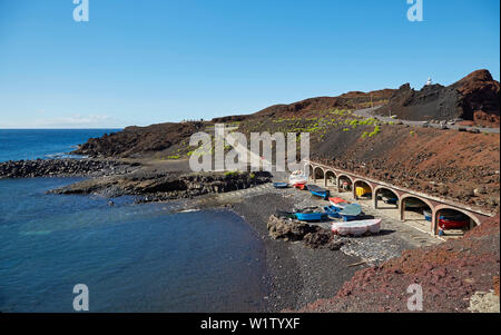 Kleinen Fischerhafen mit Booten an der Punta de Teno, Teno Gebirge, Teneriffa, Kanarische Inseln, Islas Canarias, Atlantik, Spanien, Europa Stockfoto