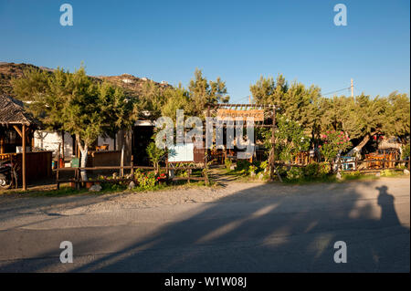 Direkt am Meer am Abend mit Restaurant, Plakias, Kreta, Griechenland, Europa Stockfoto