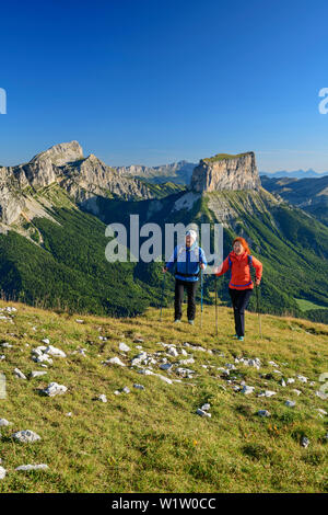 Ein Mann und eine Frau bis zu den Tête Chevalier, Grand Veymont und Mont Aiguille im Hintergrund zu klettern, Tête Chevalier, Vercors, Dauphine, Dauphine, ICH Stockfoto