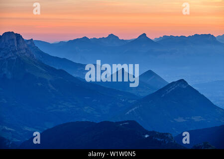 Dämmerung über mouche Rolle und die Berge des Parc Naturel Régional de Chartreuse, vom Grand Veymont, Vercors, Dauphine, Dauphine, Isère, Frankreich Stockfoto