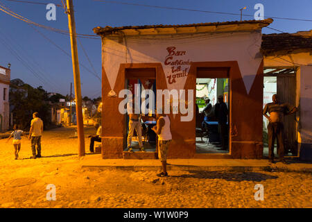 Street Scene in der Nacht in die Stadt Trinidad, Bar, Nachtleben, Familienreisen, Reisen nach Kuba, Elternurlaub, Urlaub, Time-out, Abenteuer, Trinidad, Provinz Stockfoto