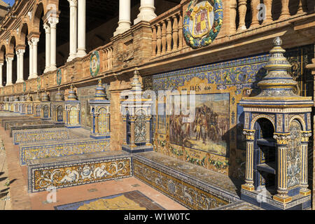 Antike Keramik, Wandfliesen, Provinzen und Städte von Spanien, JaenPlaca de Espana, der Spanischen Treppe, der Piazza Sevilla, Andalusien, Spanien Stockfoto