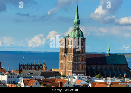 Blick auf St. Nikolai von St. Mary's Church, Ostseeküste, Mecklenburg-Vorpommern, Deutschland Stockfoto