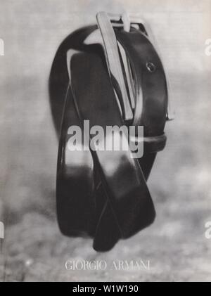 Plakat werbung Giorgio Armani Kleidung Accessoires im Magazin von 1998, kein Slogan, Werbung, kreative Werbung von 1990 s Stockfoto