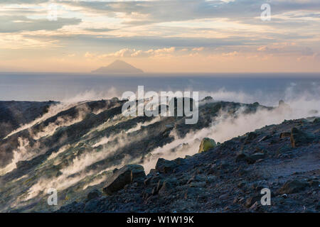 Schwefel auf dem Kraterrand des Gran Cratere, Ansicht von Vulcano Insel Filicudi, Lipari, Äolische Inseln, Meer, Mittelmeer, Es Stockfoto