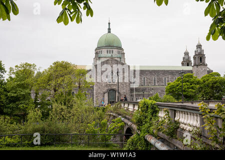 Die Kathedrale von Galway aus der anderen Seite des Flusses Corrib, Galway, County Galway, Irland, Europa Stockfoto