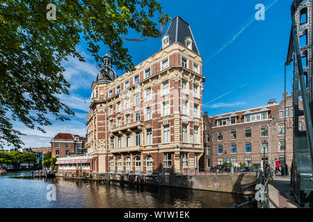 Blick auf das Hotel NH Doelen aus dem Aleminiumbrug in Amsterdam, Niederlande Stockfoto