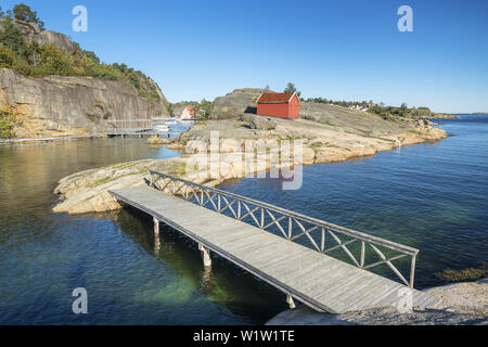 Kleine Brücke in Gjeving in der Schären, Aust-Agder, Sørlandet, Südnorwegen, Norwegen, Skandinavien, Nordeuropa, Europa Stockfoto